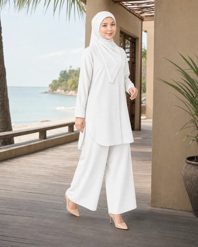 Model memakai Set Elora Muslimah warna White ketika berada di resort pantai Malaysia.