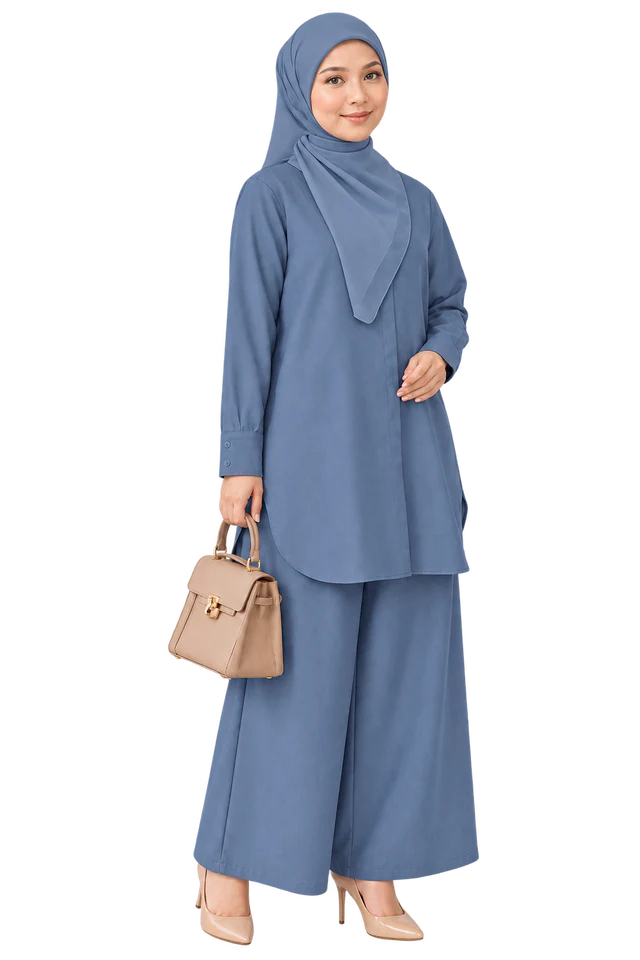 Model memakai Set Elora Muslimah CFAZ ATTIRE warna Denim Blue.