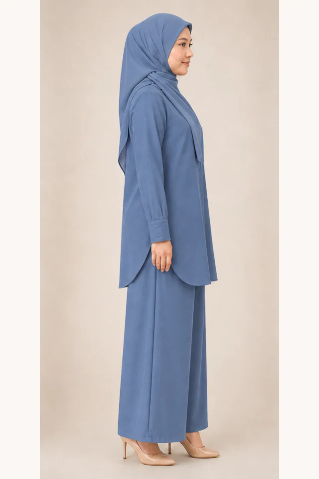 Pandangan sisi kanan Set Elora Muslimah warna Denim Blue.